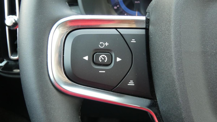 Volvo XC40 B3 Plus Dark na operativní leasing