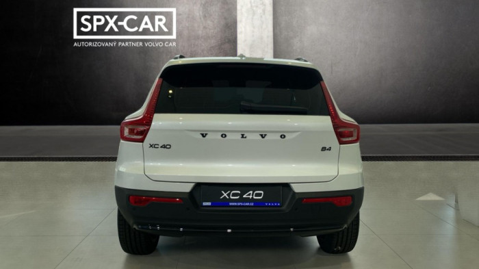Volvo XC40 PLUS BLACK EDITION, B4 FWD, 145+10 kW / 197+14 HP na operativní leasing