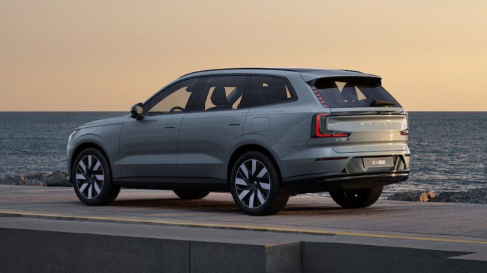 Volvo EX90 ULTRA, Twin Motor, 300 kW / 408 HP na operativní leasing