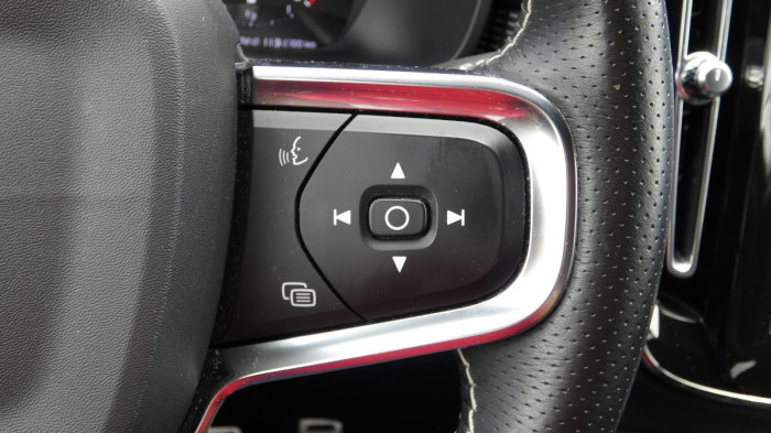 Volvo XC40 B4 FWD R-Design na operativní leasing