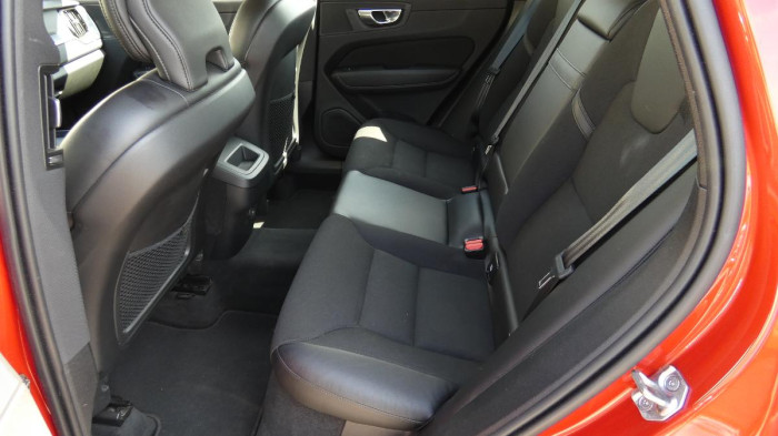 Volvo XC60 B4 AWD Momentum Pro Auto na operativní leasing