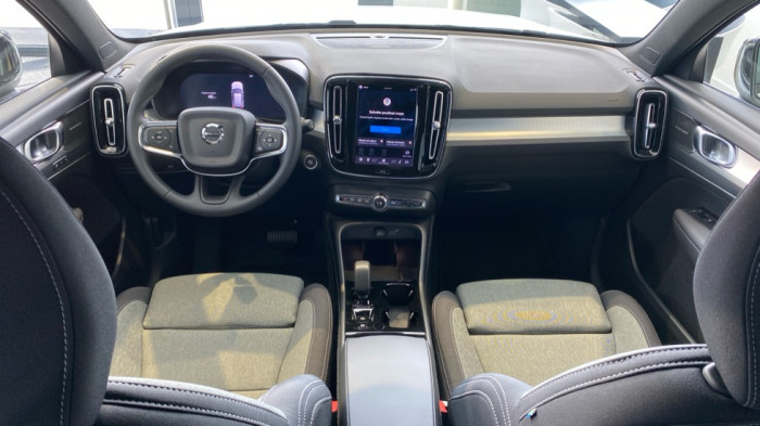 Volvo XC40 PLUS BLACK EDITION, B4 FWD, 145+10 kW / 197+14 HP na operativní leasing
