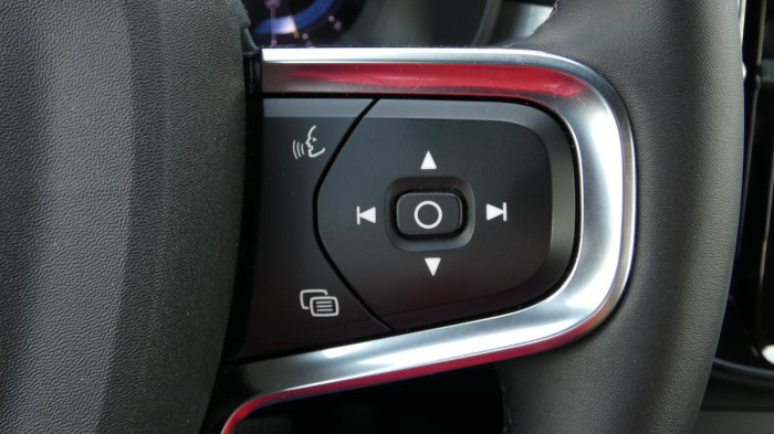 Volvo XC40 B3 Plus Dark na operativní leasing