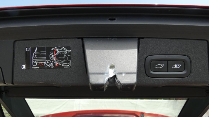 Volvo XC60 B4 AWD Momentum Pro na operativní leasing