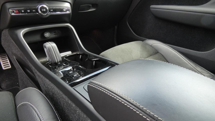 Volvo XC40 B4 FWD R-Design na operativní leasing