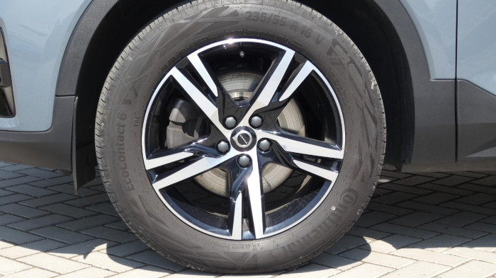 Volvo XC40 B4 AWD Plus Dark na operativní leasing