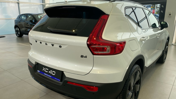 Volvo XC40 PLUS BLACK EDITION, B4 FWD, 145+10 kW / 197+14 HP na operativní leasing