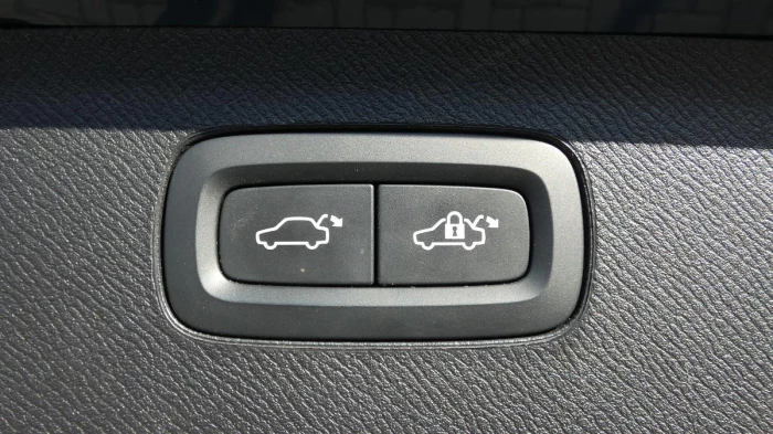 Volvo XC90 B5 AWD Drive-E mHEV Glossy Bla na operativní leasing