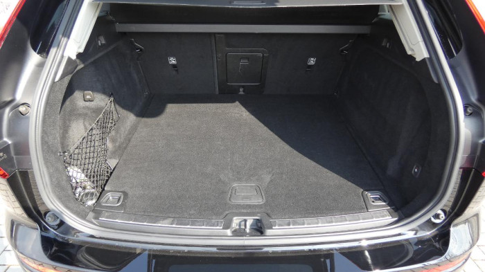 Volvo XC60 B4 FWD Momentum Auto na operativní leasing