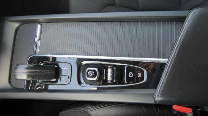 Volvo XC60 B4 FWD Momentum Auto na operativní leasing