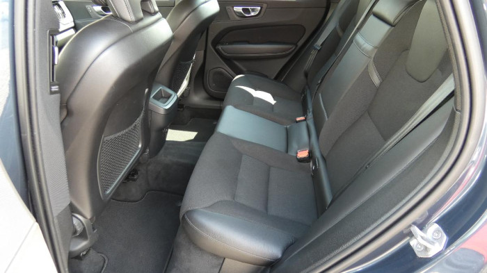 Volvo XC60 B4 AWD Momentum Pro Auto na operativní leasing