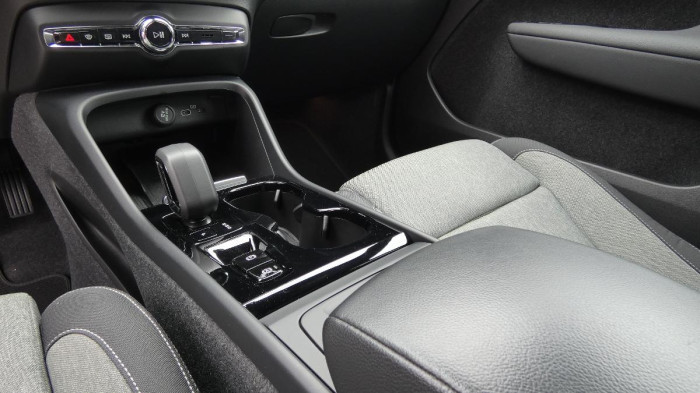 Volvo XC40 B3 mHEV Plus Dark aut. na operativní leasing