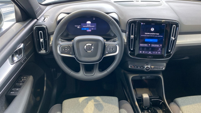 Volvo XC40 PLUS BLACK EDITION, B4 FWD, 145+10 kW / 197+14 HP na operativní leasing
