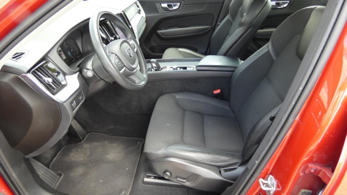 Volvo XC60 B4 AWD Momentum Pro na operativní leasing