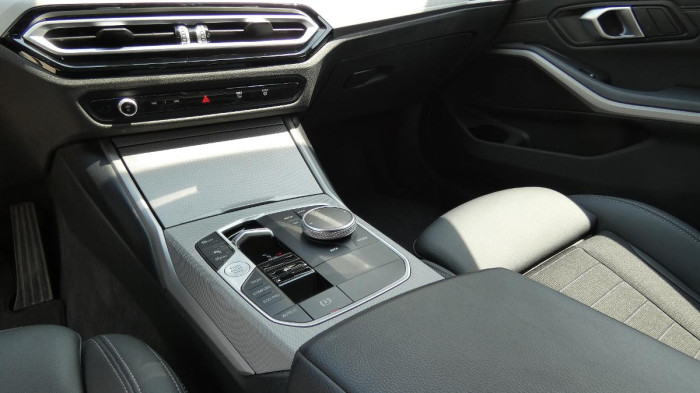 BMW Řada 3 318i Advantage Touring na operativní leasing