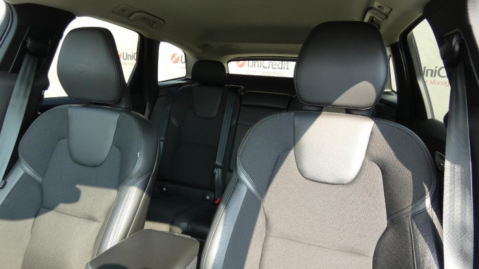 Volvo XC60 B4 FWD Momentum Auto na operativní leasing