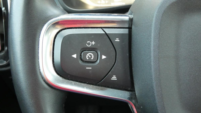 Volvo XC40 B3 FWD Momentum na operativní leasing