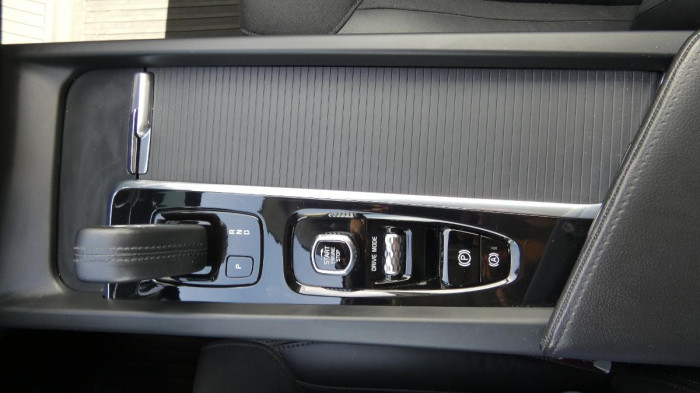 Volvo XC60 B4 AWD Momentum Pro Auto na operativní leasing